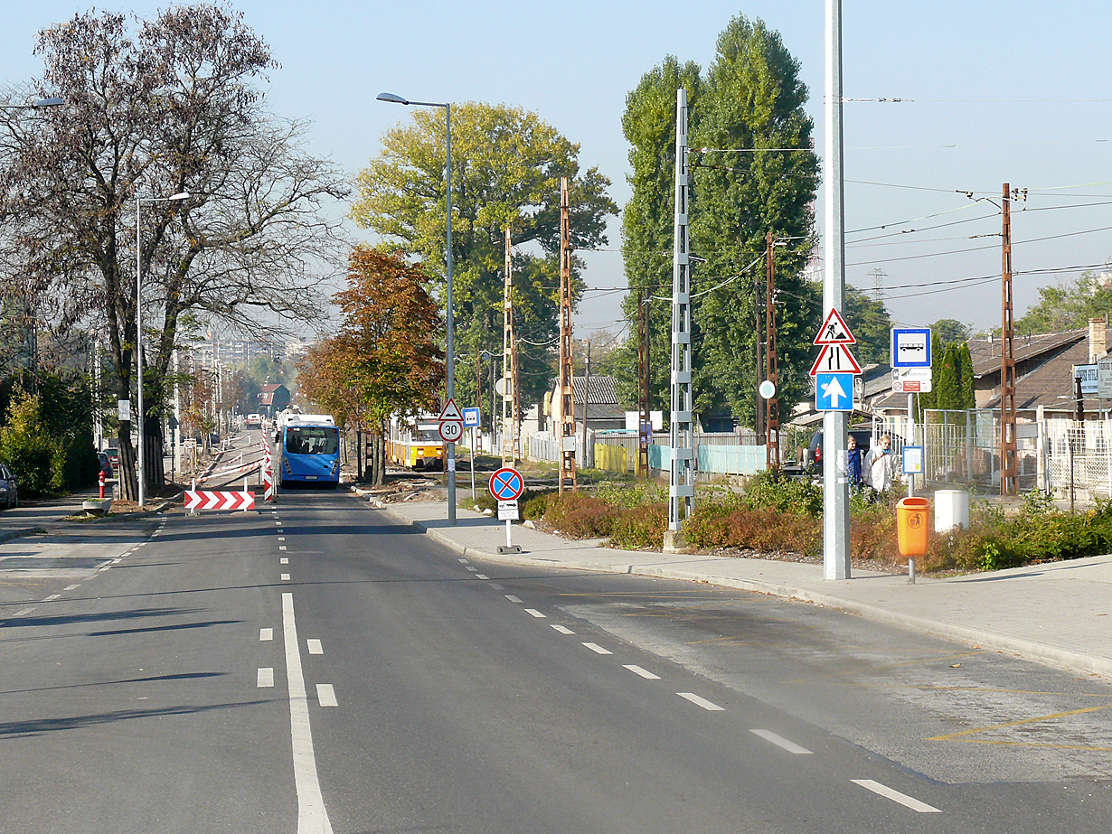 A fele szélességében lezárt Sírkert utca<br>A képre kattintva fotógaléria nyílik<br>(a szerző felvételei)
