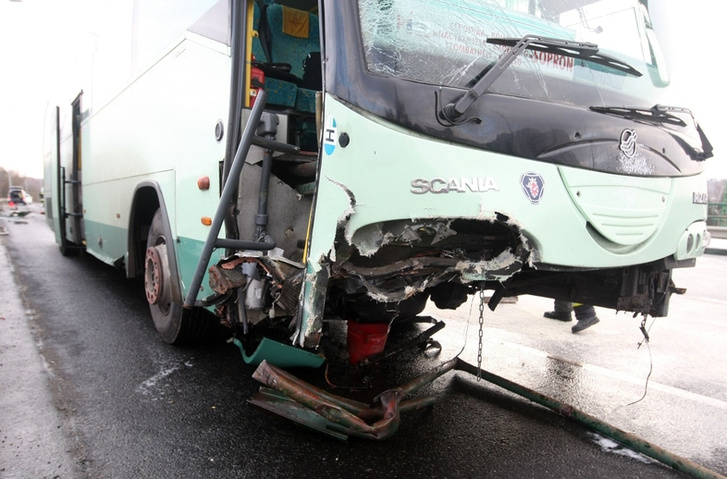 A busz orra rendesen összetört, amikor szalakorlátnak ütközött Zalaegerszegen<br>(fotó: zaol.hu)