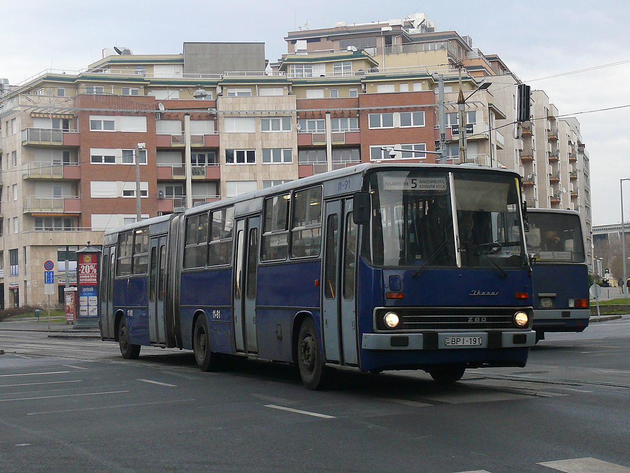 Heten a tízből: az egyetlen Ikarus 280-as az 5-ös buszon a Thököly úton, 2014. január 10-én. A képre kattintva galéria nyílik (a szerző felvételei)
