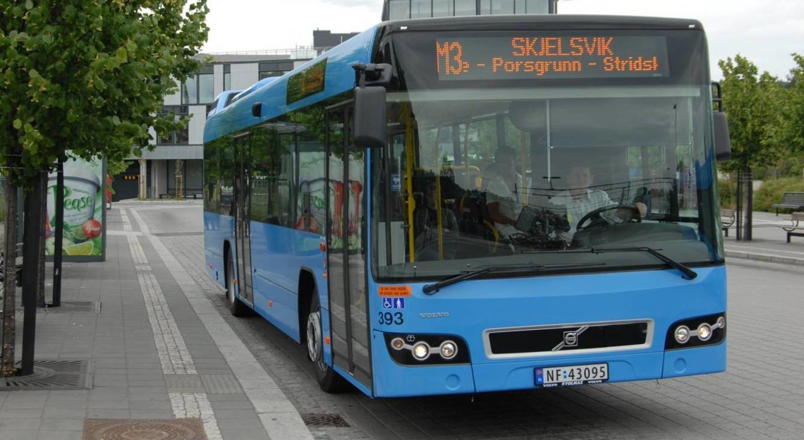 A Nettbuss huszonkettőt szerzett be ezekből a Volvo 7700-asokból, a képen látható busz azonban kigyulladt, már korábban kivonták a forgalomból. Lehet, hogy ez a széria lesz a befutó a két tengelyes, teljesen alacsonypadlós buszokra vonatkozó részen? (fotó: www.telemark.no)