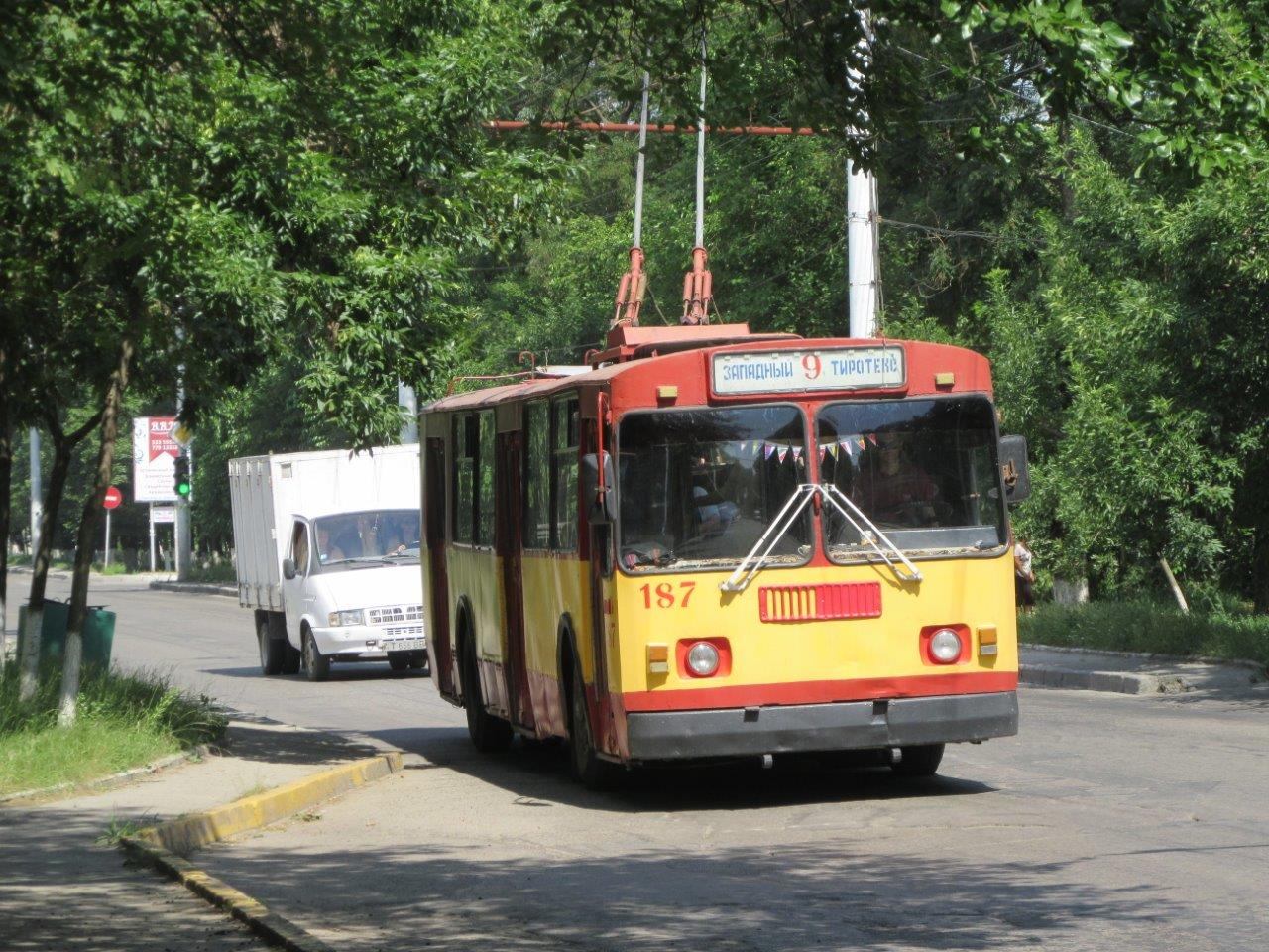 A Moldova részét képző, de többé-kevésbé önálló Dnyeszter-menti Köztársaságban a főváros Tiraszpolban és a közeli Benderben is közlekednek trolik, ráadásul a két várost is összeköti egy helyközi vonal. A tiraszpoli, 187-es pályaszámú ZIU 9-es kocsi 1990-ben épült, a felvételen a Tirotecig közlekedő 9-es járaton látható. A képre kattintva Günter Mackinger 2016 nyarán készült fotóiból látható galéria