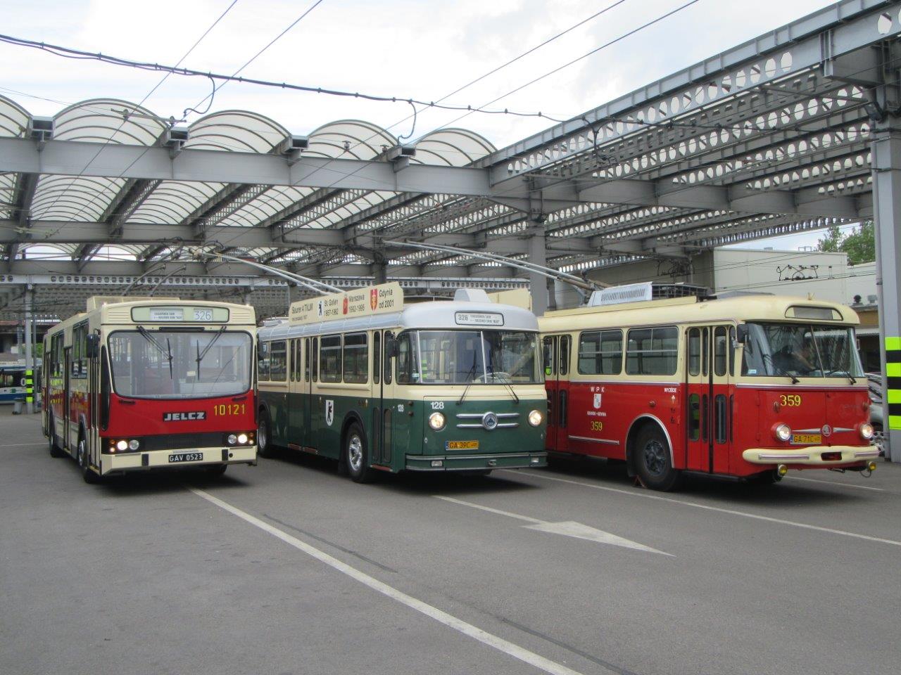 A három üzemképes gdyniai nosztalgiatroli parádézik az új, 2007-ben átadott trolipályaudvaron. A képre kattintva Günter Mackinger felvételeiből készült galéria nyílik