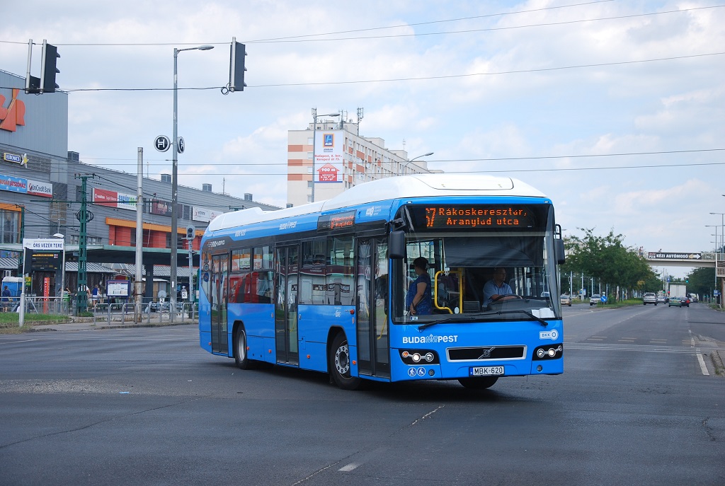 Jelenleg ez az egy hibrid busz van Budapesten, de jó eséllyel a hamarosan beszerzendő hibridek is Volvo gyártmányúak lesznek (fotó: Bohus Dávid)