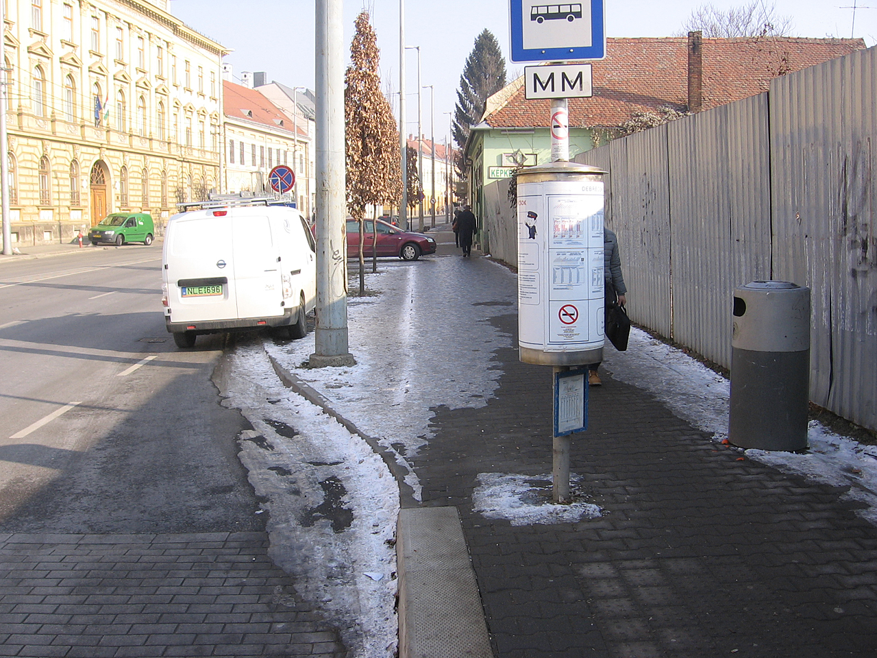 Debrecen, a Széchenyi utca város felőli oldalán, a Táblabíróság buszmegálló után, három héttel a lefagyást követően a helyzet változatlan! (képek: IHO-archívum)