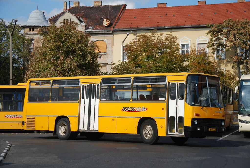 A több száz használt és új gyártású busznak köszönhetően negyvenöt év után köszöntek el a közforgalmú utasszállítástól a legendás Ikarus 266-osok, utoljára Borsodból (fotó: Bohus Dávid)