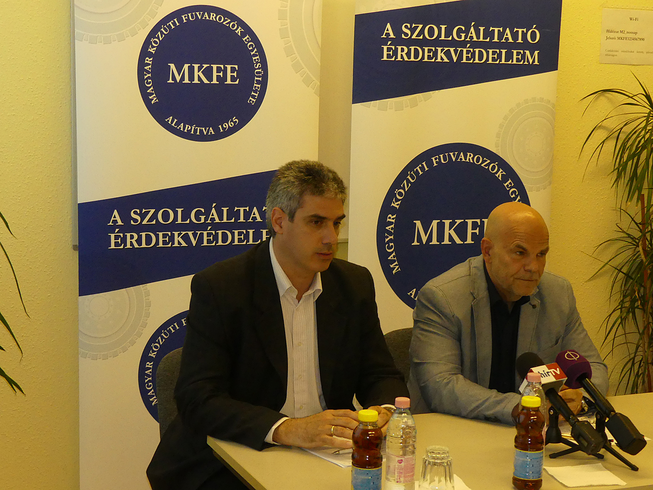 Kovács Kornél, az MKFE árufuvarozási tanácsának titkára és Somogyi Gábor főtitkár az ellenőrzési rendszert bejelentő sajtótájékoztatón (fotó: Kemsei Zoltán)