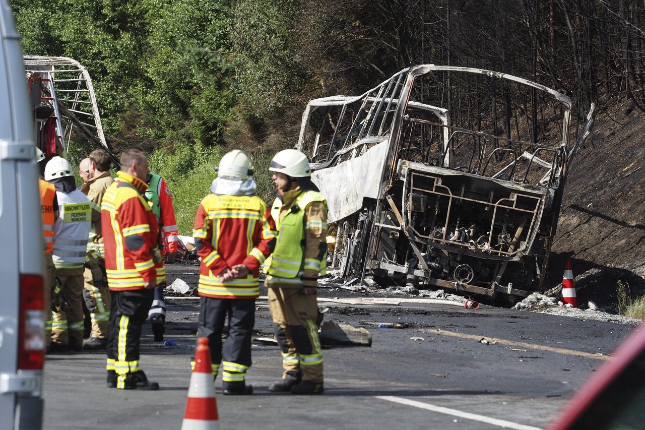 Kamionnak ütközött, kigyulladt és porig égett egy német turistákat szállító autóbusz a németországi Stammbach közelében. Legalább tizennyolcan meghaltak. A képre kattintva galéria nyílik (fotók: Daily Mail)