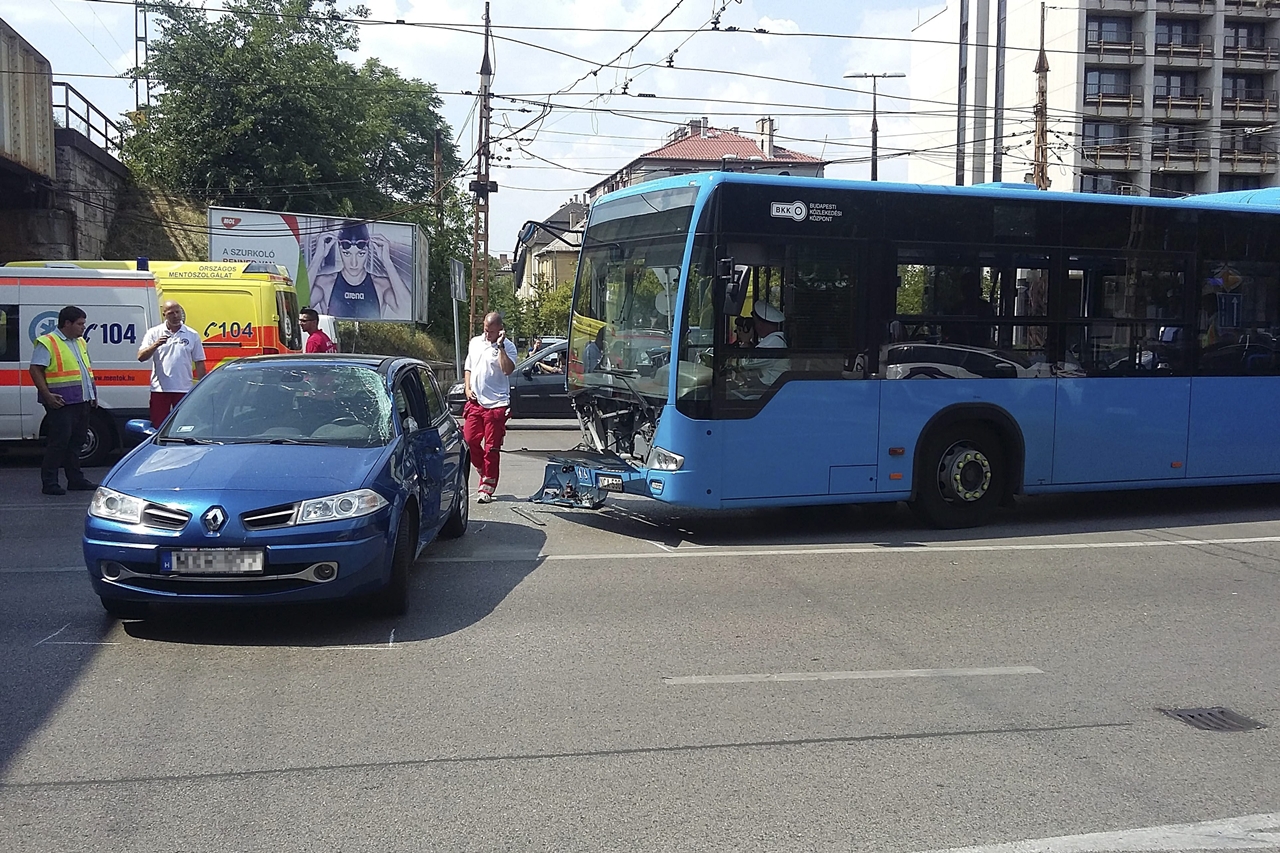 Egy 8E jelzésű busz elé kanyarodott ki egy személyautó a Thököly út és a Mexikói út kereszteződésében. A balesetben a busz utasai közül tízen sérültek meg (fotók: MTI/Mihádák Zoltán)