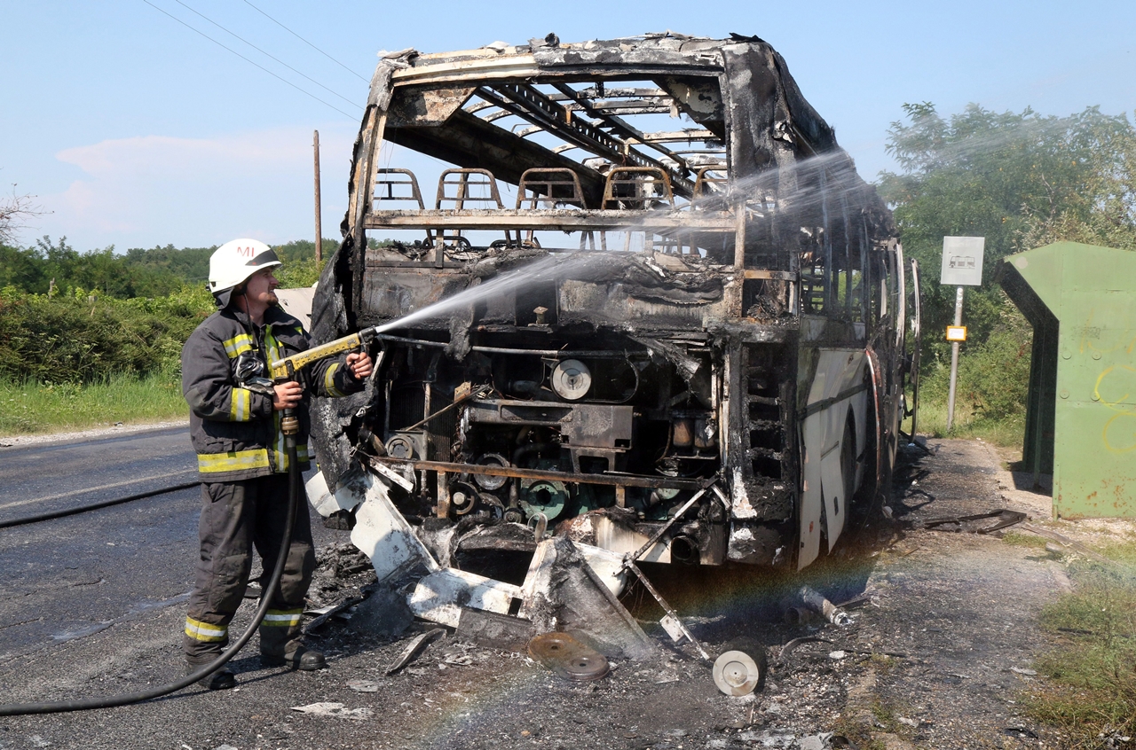 Teljes terjedelmében kiégett az ÉMKK egyik menetrend szerint közlekedő autóbusza Mályinál (fotók: Vajda János/MTI)