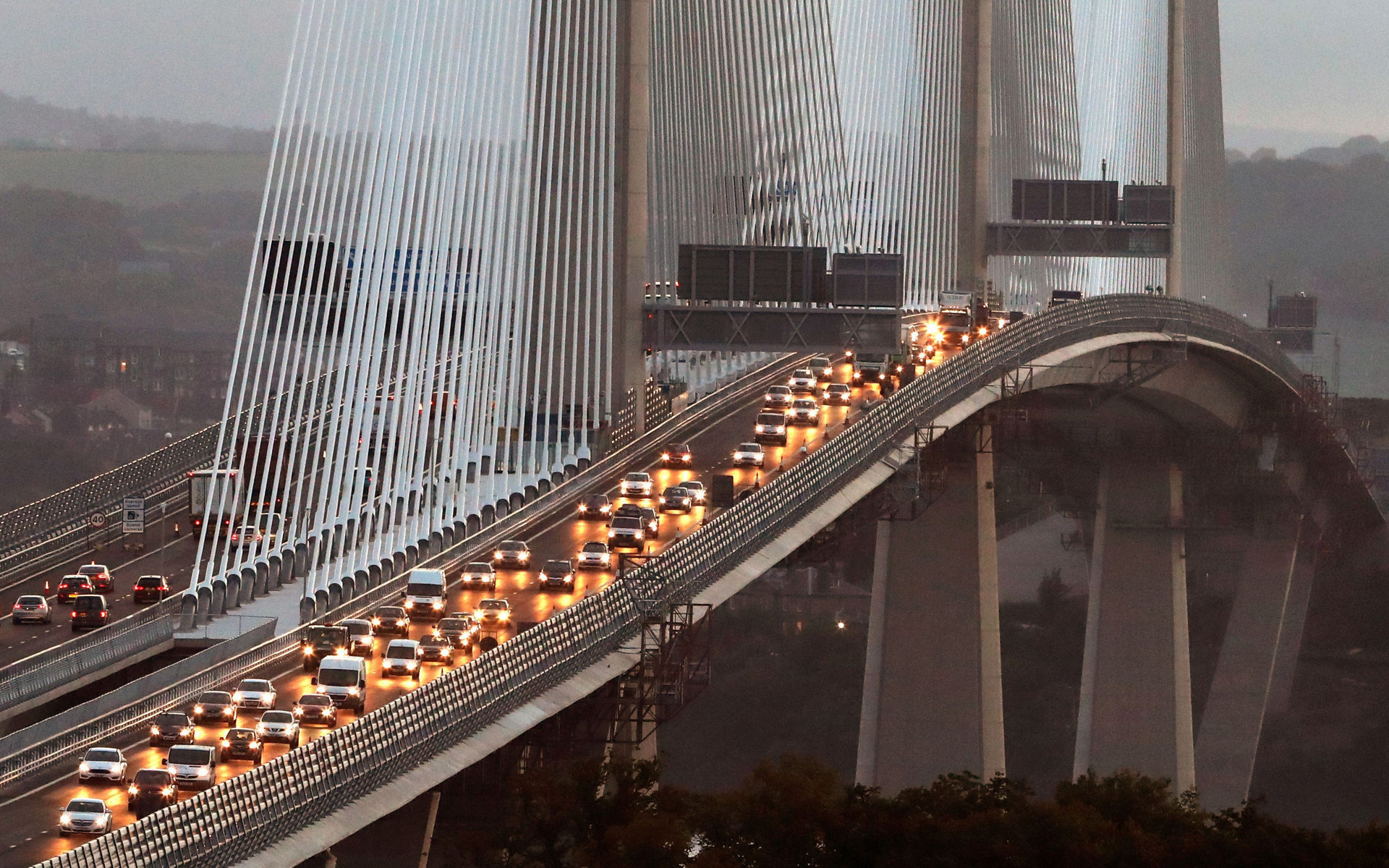 Amikor mindenki egyszerre akar az új hídon autózni... (forrás: telegraph.co.uk)