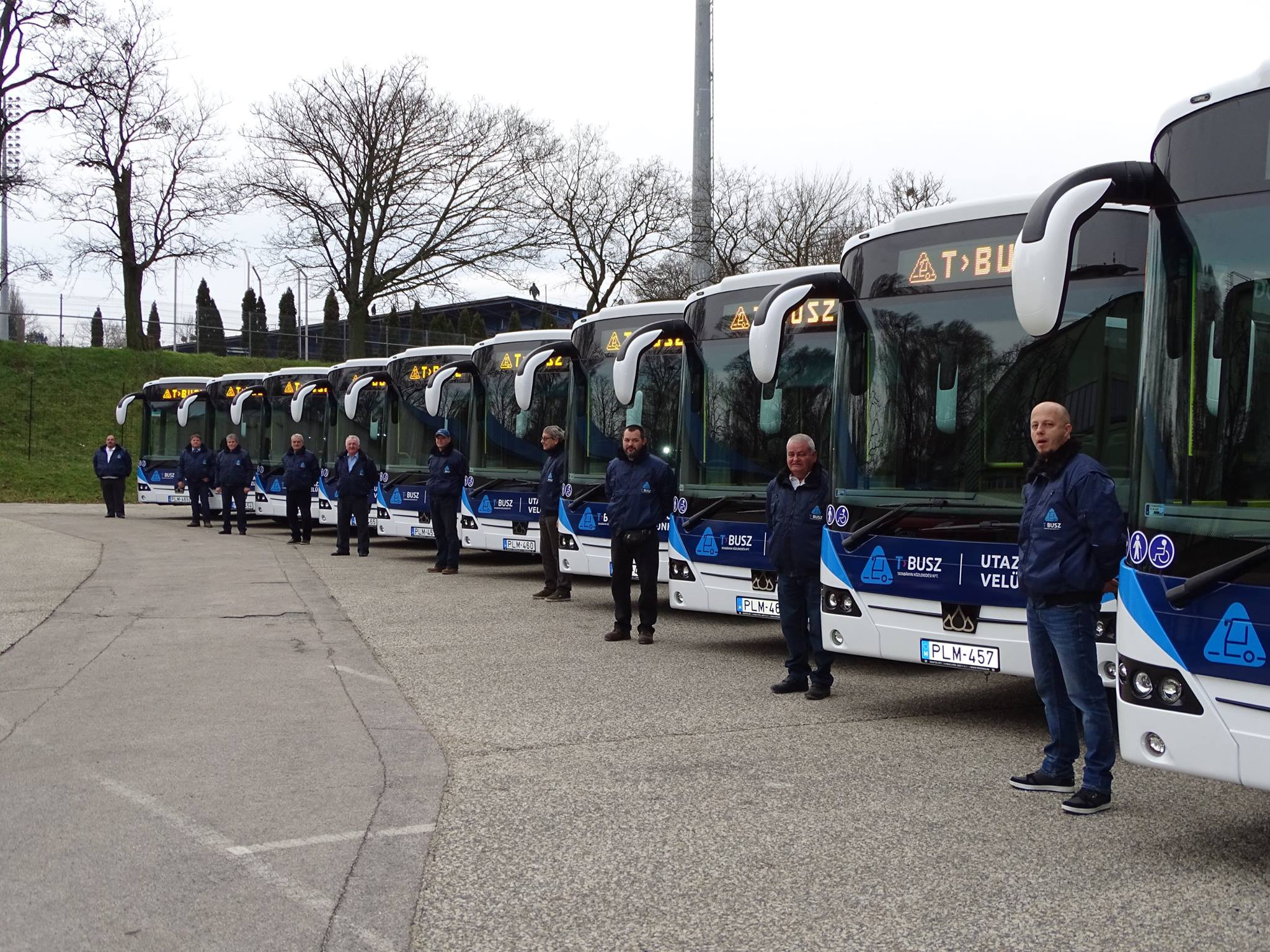 A húsz Credo Econell 12-t már decemberben átadták, és átmenetileg két protó Econell 13-at is biztosított a Kravtex. A többi új busz egyelőre még nem érkezett meg, így a szolgáltatóváltás ellenére jó néhány KNYKK-s busz is forgalomban maradt (fotó: T-Busz)