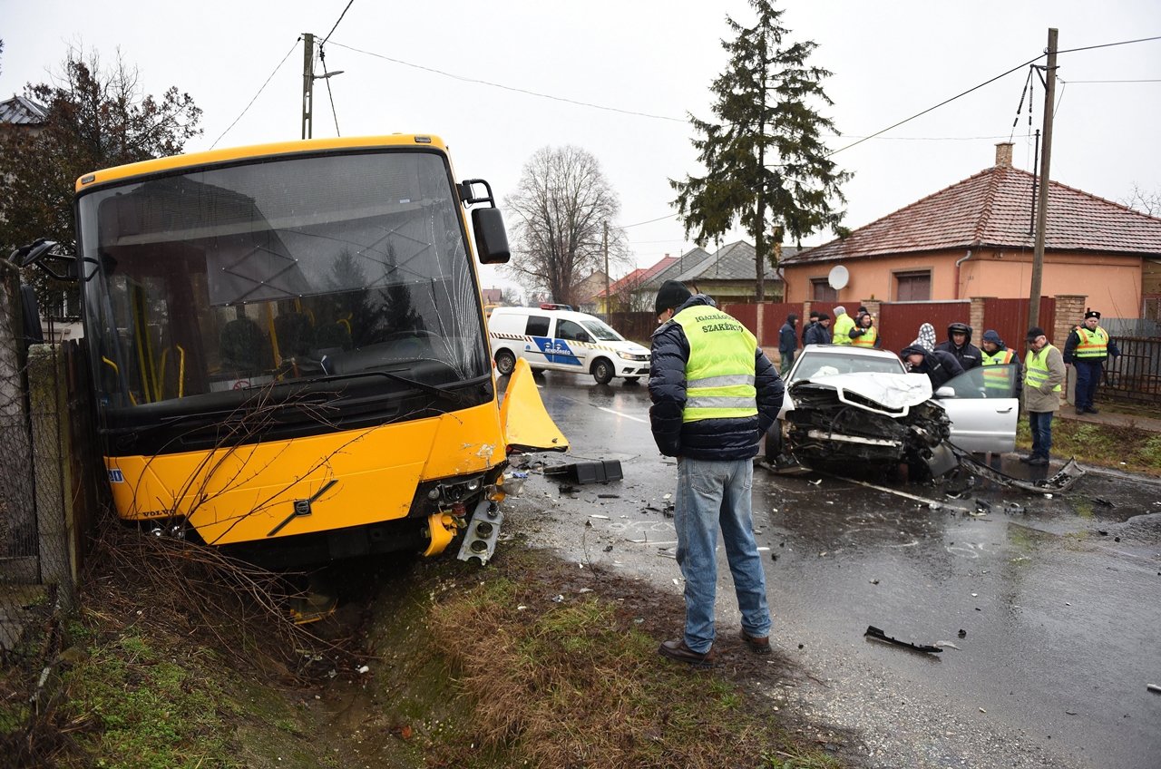 Az ÉMKK menetrend szerinti busza egy személyautóval karambolozott Nagykállóban, a személyautóban utazó egyik ember meghalt (fotók: MTI/Balázs Attila)