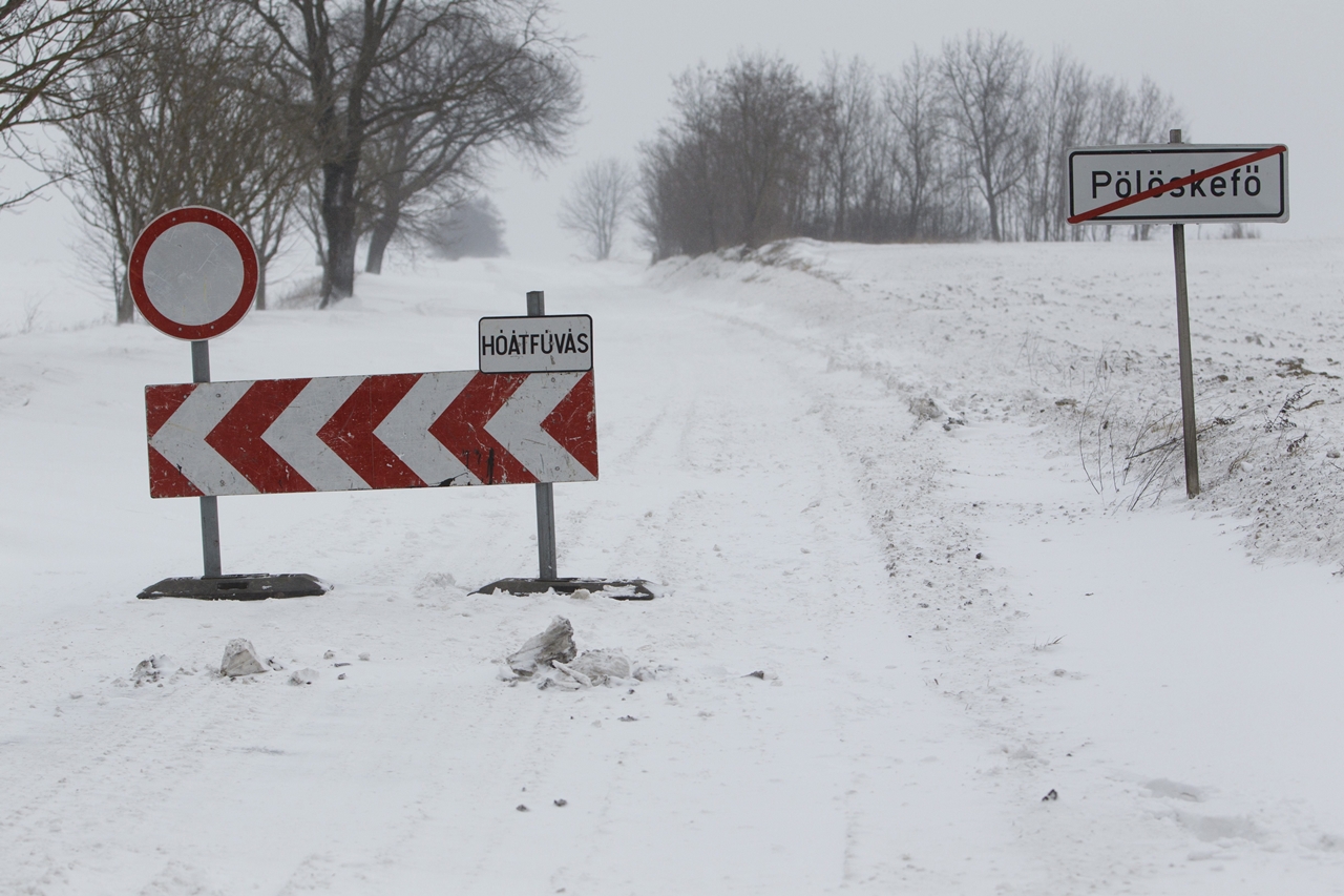 Hófúvás miatt számos utat zártak le, Zala megyében többek között a Pölöskefő és Gelse közötti szakaszt (fotók: MTI/Varga György)