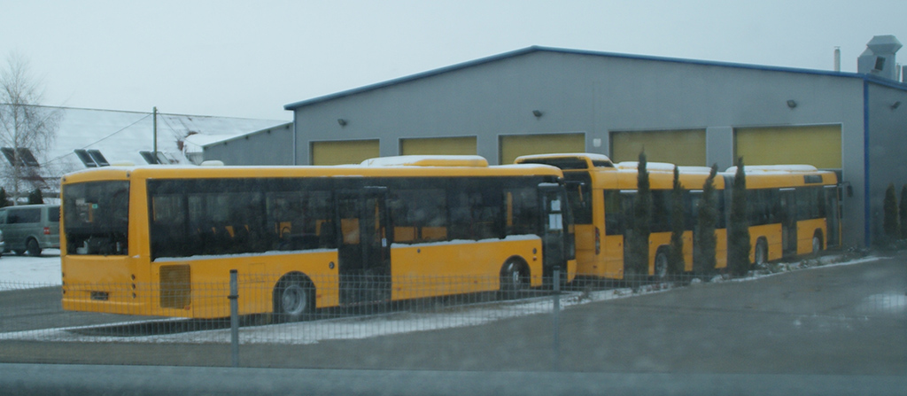 Sárga és fehér színben pompáznak már a használt Volvo 7700A-k. Ezek többségét is a Volánbusz kapja meg, de máshova is jut majd belőlük néhány. (A csuklós mögött álló használt VDL Ambassadorból szintén 50 várható hamarosan) (fotó: Bódi Balázs)