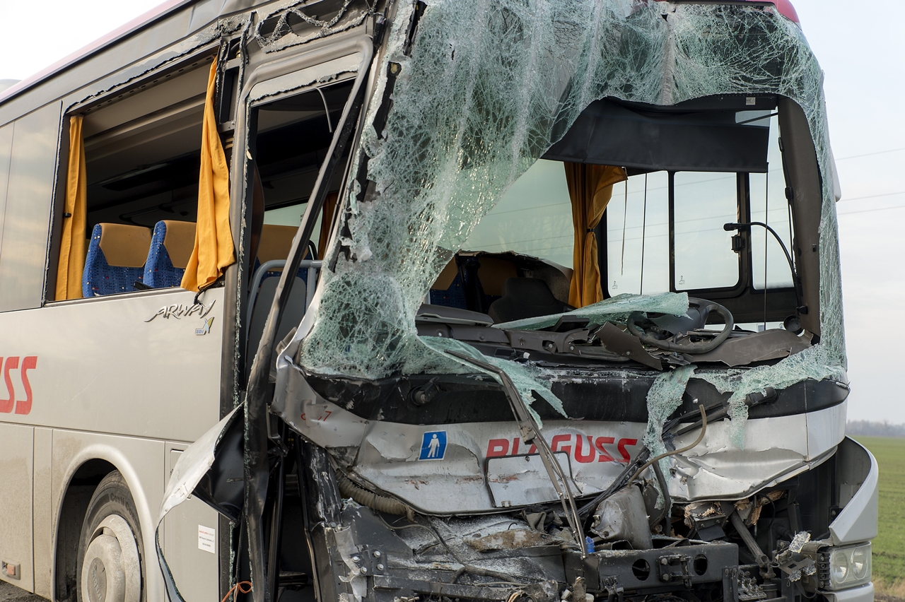 A busz eleje súlyosan rongálódott, a sofőr és tizenhárom utas megsérült