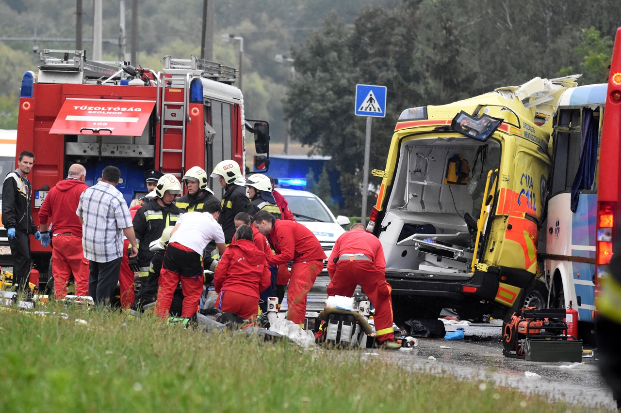 Egy mentőautó és egy menetrend szerinti autóbusz ütközött össze szerdán délután Szolnokon. A balesetben ketten meghaltak, húszan megsérültek (fotók: MTI/Mészáros János)