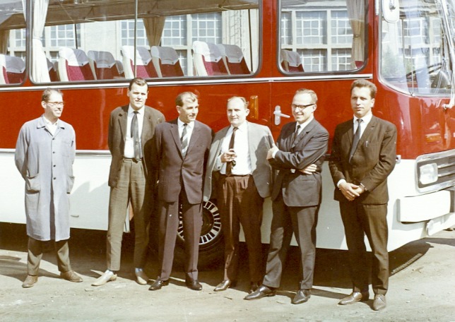 Az első Ikarus 250 prototípus a fejlesztőkkel 1967. májusában. Balról jobbra: Oszetzky, Somogyi, Bálint, Puglits és a jobb szélen Varga-Papp mérnökök. Jobbról a második Finta László, a formatervező (forrás: retro mobil)