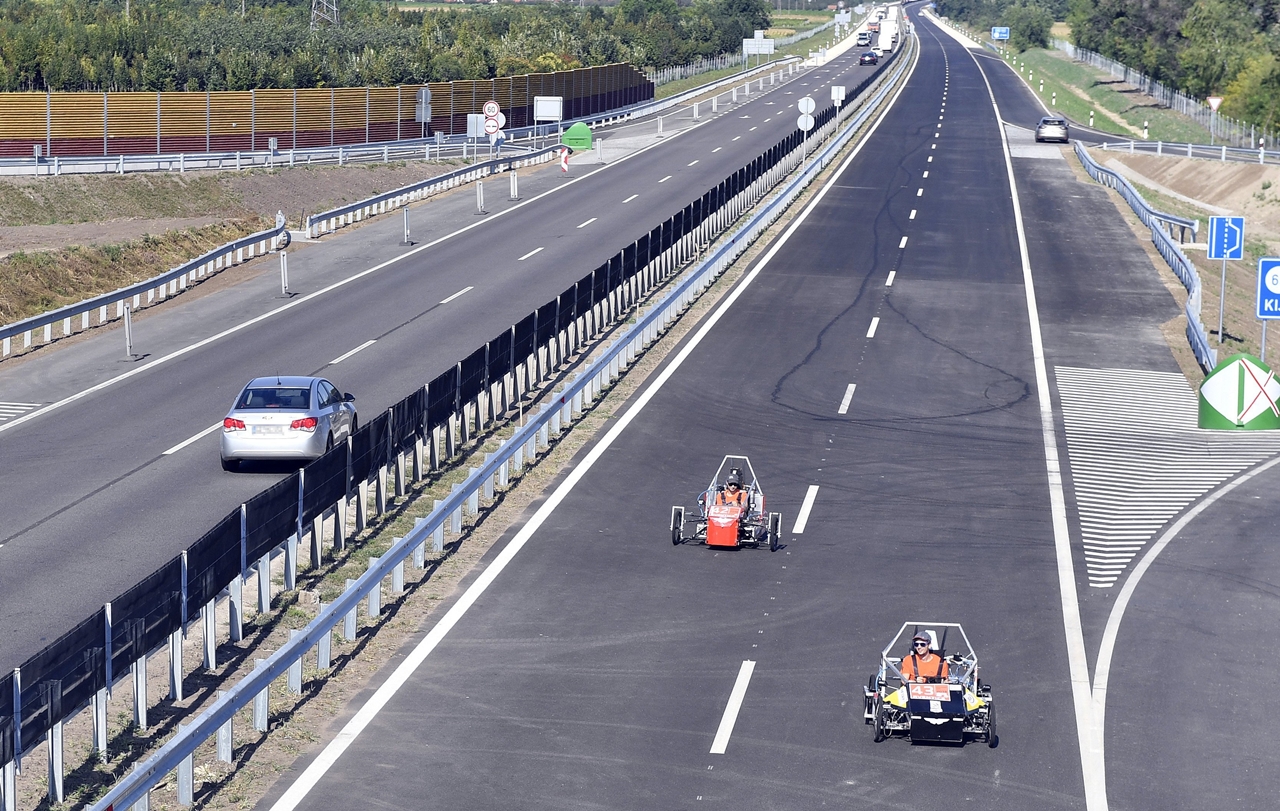 Lajkó Csaba és Polgár Balázs, a BME hallgatói pneumatikus autóikkal bemutatót tartanak az M4-es gyorsforgalmi út Ceglédbercel és Cegléd közötti 8,1 kilométeres szakaszának forgalomba helyezésén Ceglédnél (fotó: MTI/Máthé Zoltán)