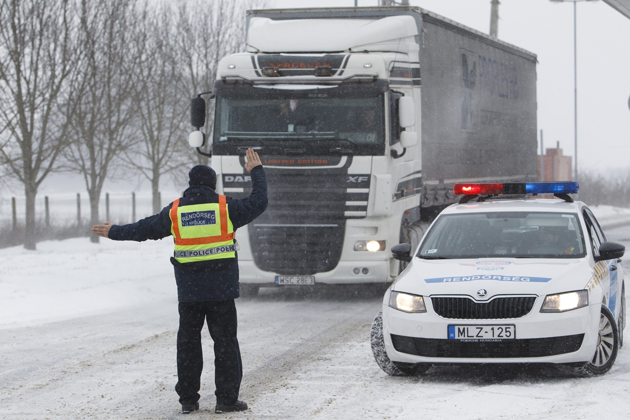 A kamionforgalmat is korlátozták a Dunántúlon a hóátfúvások miatt