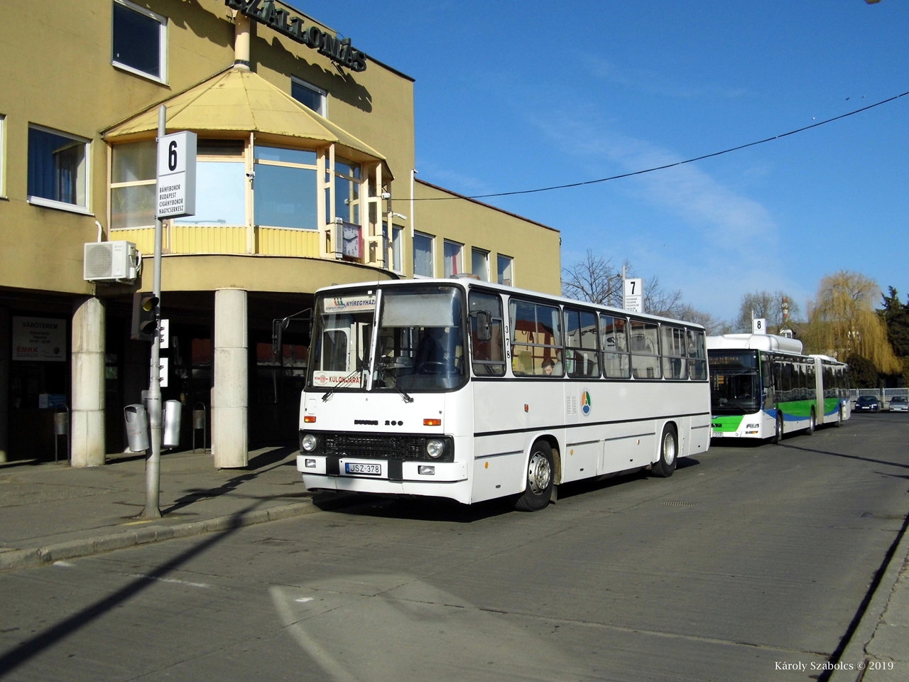 Egy 260-as Ikarussal járták körbe buszrajongók a nyíregyházi bokortanyákat. A képre kattintva galéria nyílik (fotók: Károly Szabolcs, Fazekas Erzsébet)