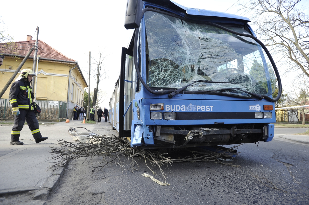 A balesetben a Van Hool autóbusz orra igencsak összetört (fotó: MTI/Mihádák Zoltán)
