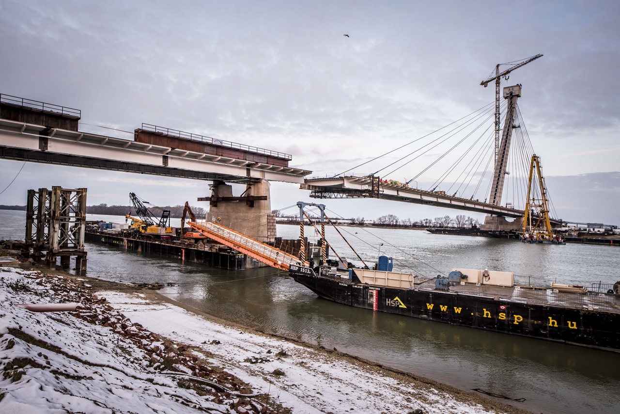 Behelyezték az új komáromi Duna-híd utolsó elemét, a befejező munkálatokra jövő tavasszal kerül sor. A képre kattintva galéria nyílik (fotók: NIF Zrt.)