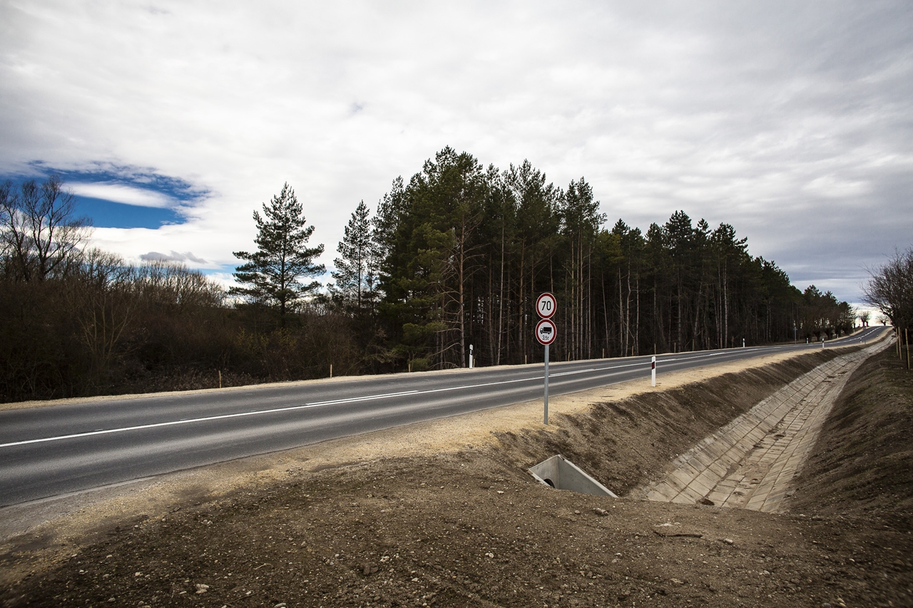 Három és fél kilométeren újult meg és vált szélesebbé az út Fertőrákos és Szentmargitbánya között (fotók: NIF Zrt.)