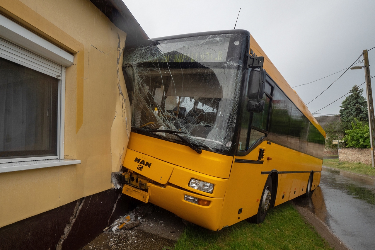 A busz eddig ismeretlen ok miatt rohant bele a ház falába (fotók: Donka Ferenc/MTI)