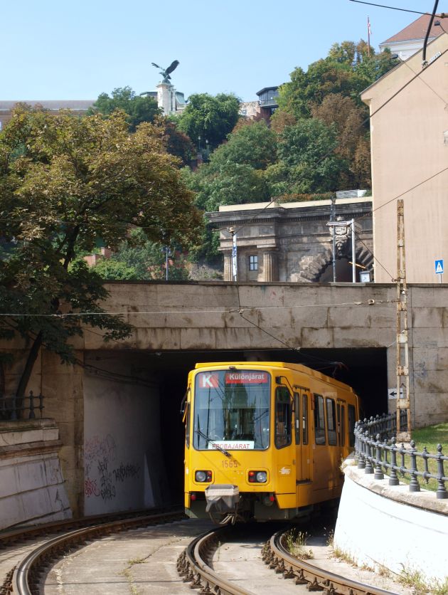 TW6000-es Budán, a lánchídi alagútban 2010 nyarán a a 2400-as járműszélességgel kapcsolatos vizsgálatok során