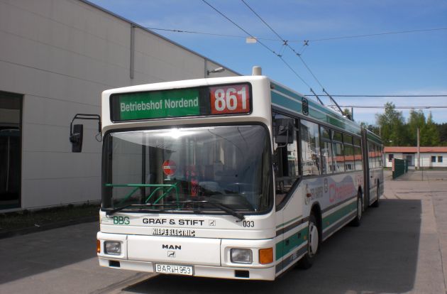 Még eredeti környezetében 2010 májusában: a 033-as pályaszámú, 1994-es gyártású MAN NGE 152 trolibusz 