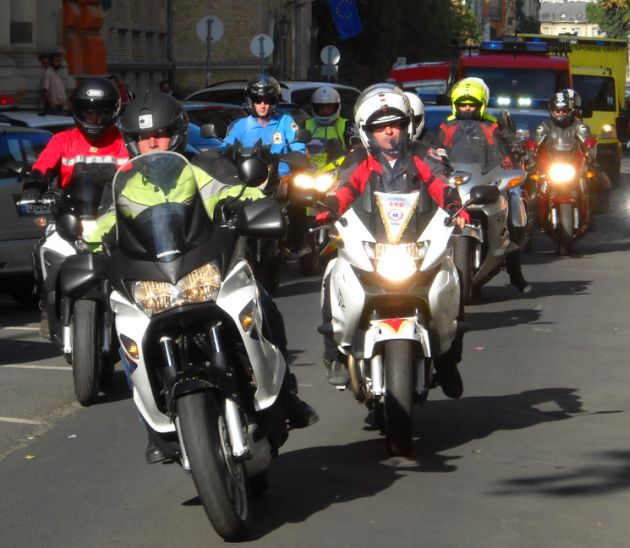 A motorosok felvonulnak az Országos Mentőszolgálat Markó utcai székháza előtt.