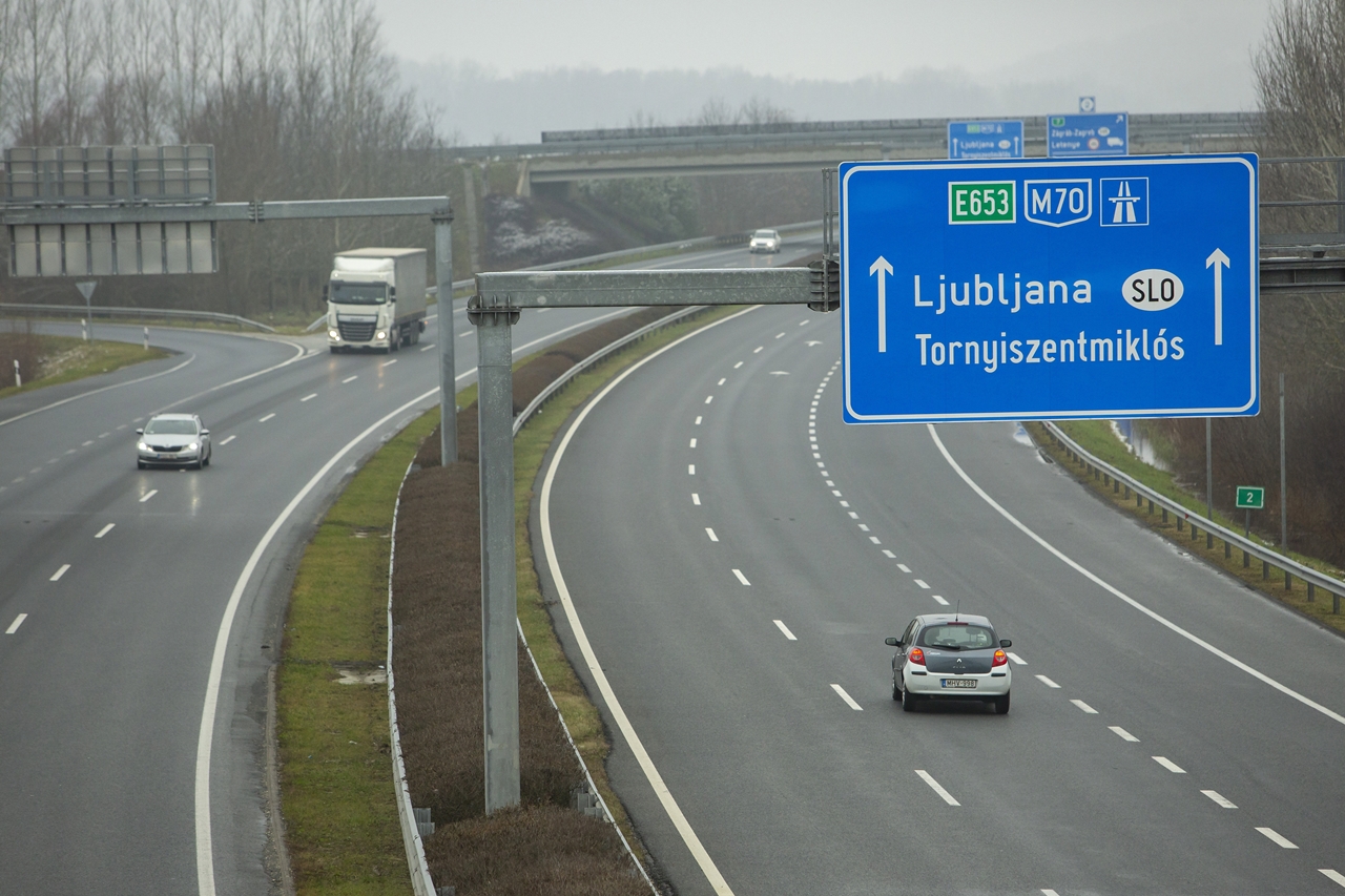 Kétszer egy sávos autóútból kétszer két sávos autópályává fejlesztették az M70-es Letenye és Tornyiszentmiklós közötti tíz kilométeres szakaszát (fotó: MTI/Varga György)