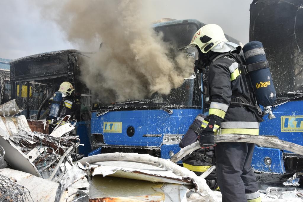 Öt selejtezett busz égett ki egy tűzben Kaposváron. A képre kattintva galéria nyílik (fotók: BM Országos Katasztrófavédelmi Főigazgatóság Facebook-oldala)