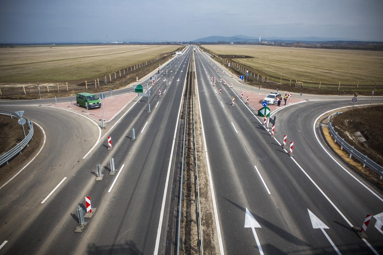 Közel ezerkétszáz kilométernyi közút felújítása kezdődött meg 2018-ban (illusztráció: NIF Zrt.)