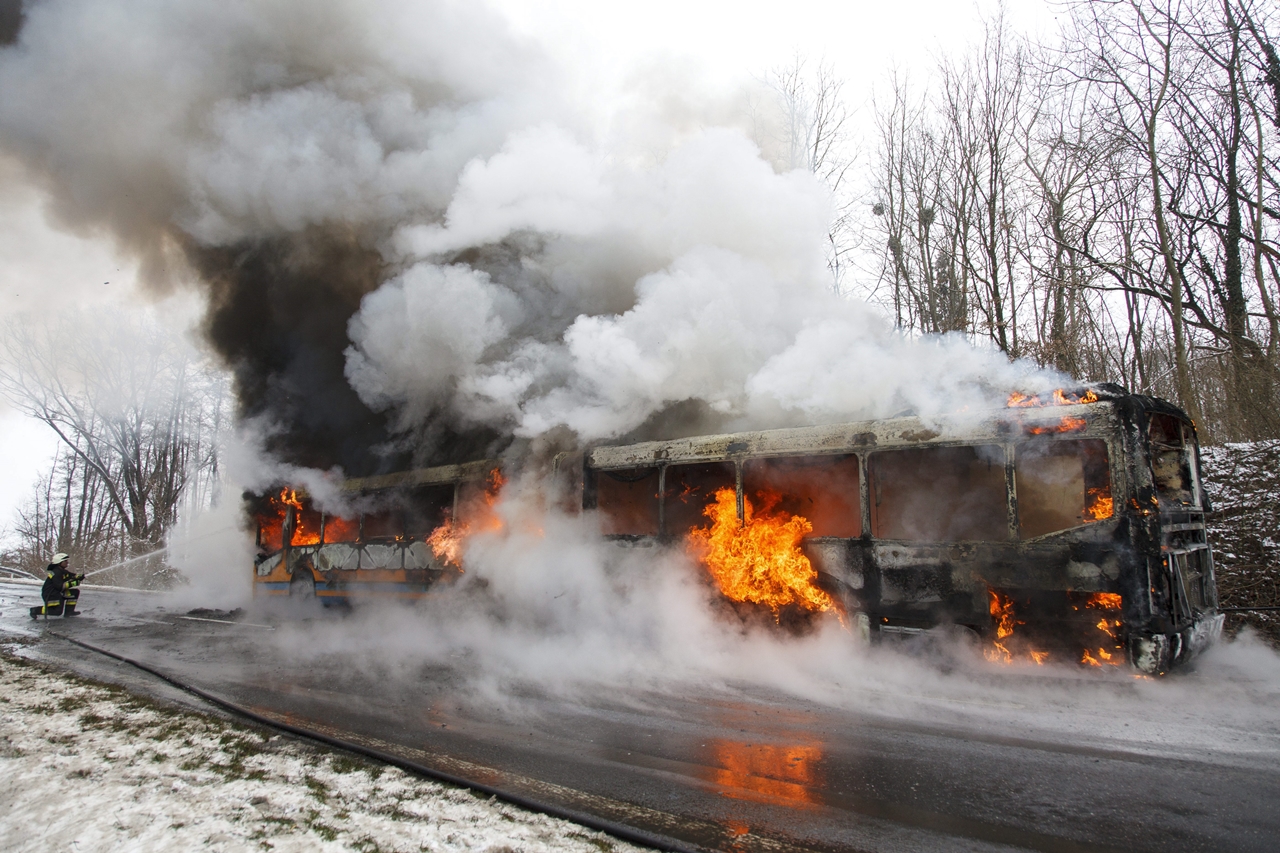 Kiégett egy csuklós busz a 7-es főúton<br>(fotó: MTI/Varga György)