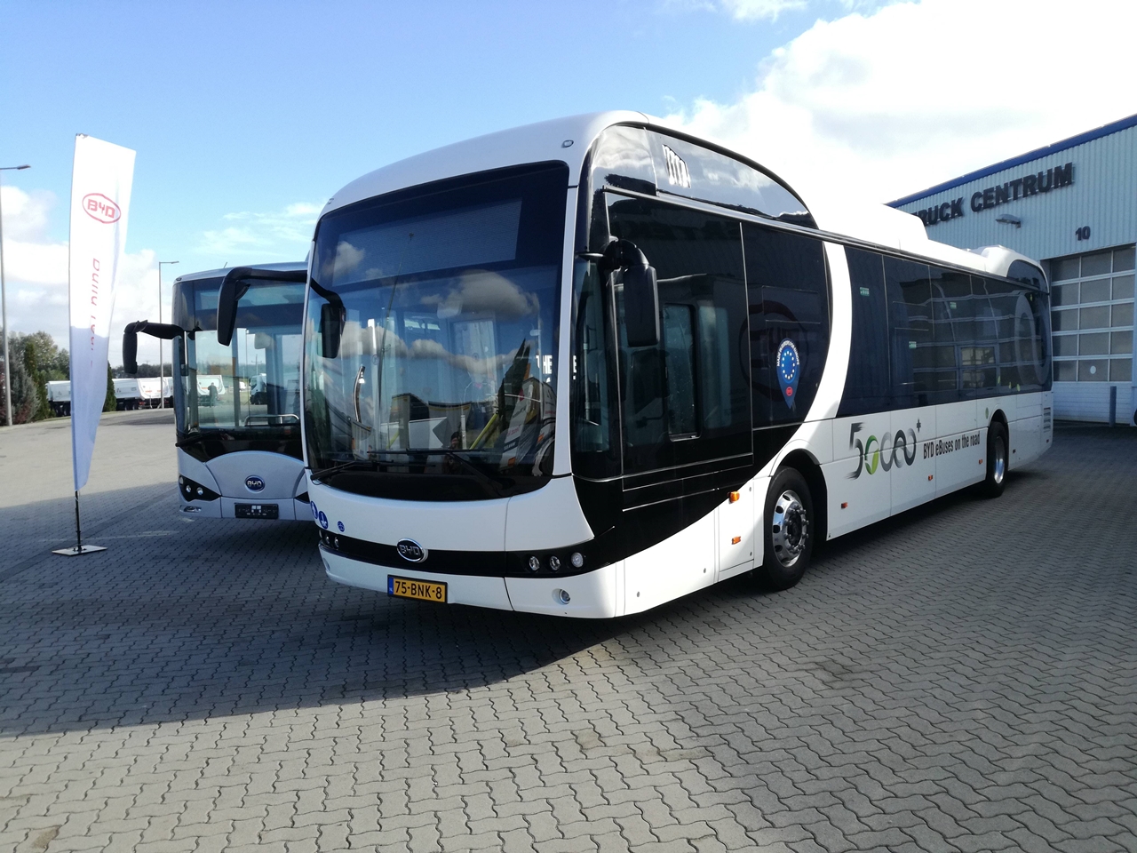 Két K9 típusú elektromos autóbuszt mutatott be a BYD a napokban megrendezett e-Truck & e-Bus Piacbevezető Szakmai Napokon (fotók: Eurotrade Kft.)