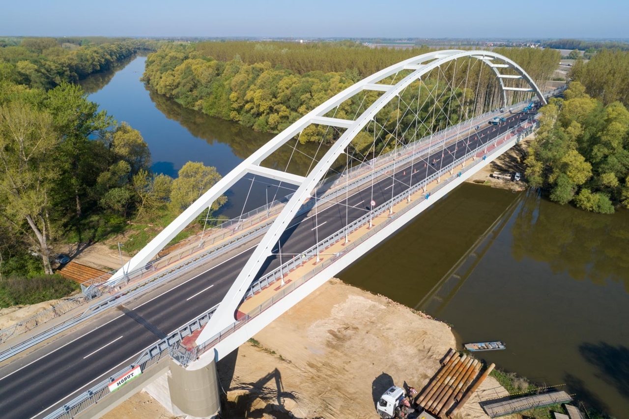 A 813-as főúton, a Mosoni-Duna felett megépített Klatsmányi Tibor-híd kapta 2018-ban a Tierney Clark-díjat (forrás: Magyar Építők)
