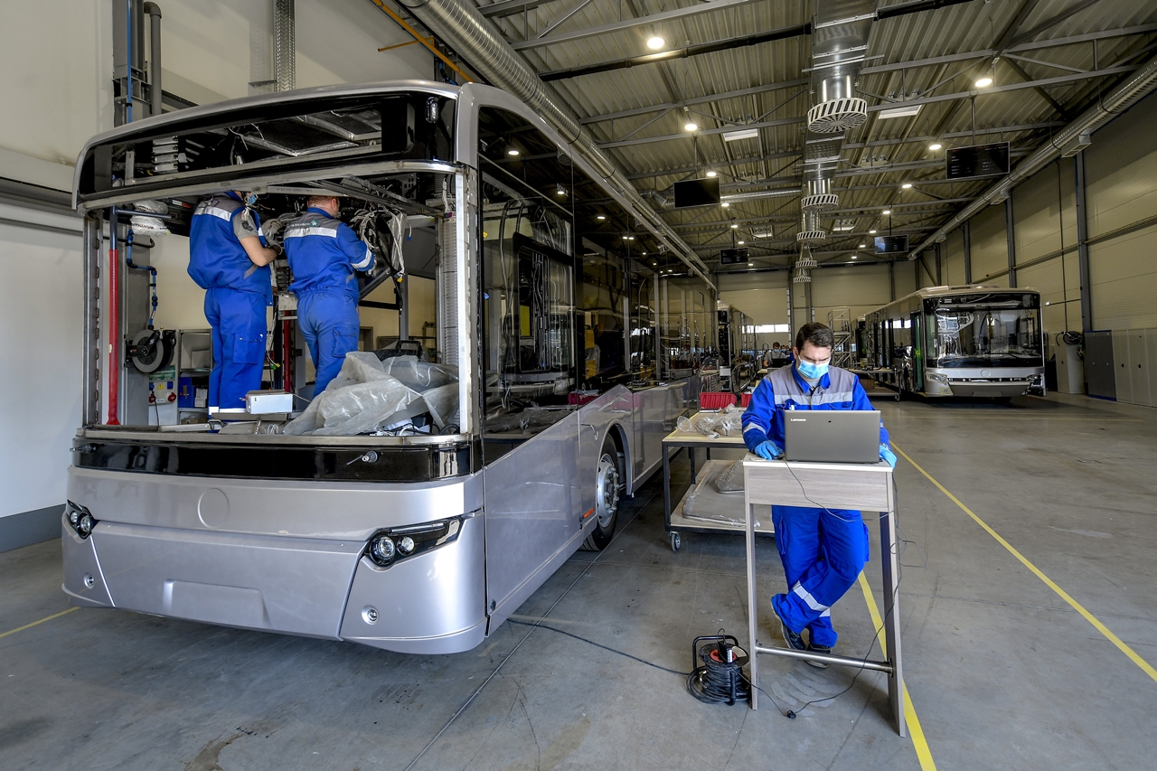 Két hét szünetet követően újraindult a buszgyártás az ITK debreceni üzemében (fotó: Czeglédi Zsolt/MTI)