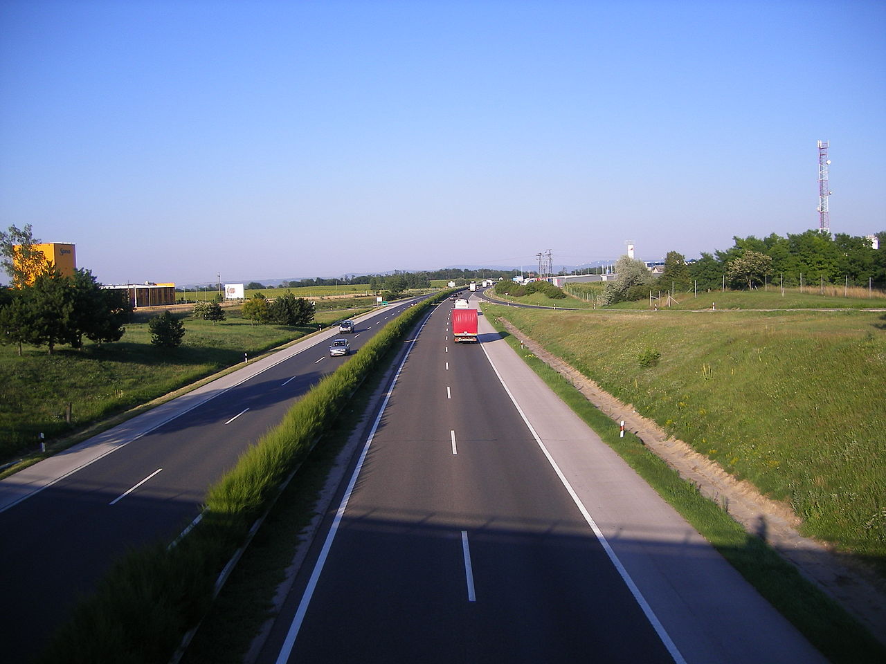 Március közepétől augusztusig folyamatos korlátozásokra kell számítani az M1-es autópályán a szakaszos burkolatfelújítások miatt (fotó: Wikipedia)
