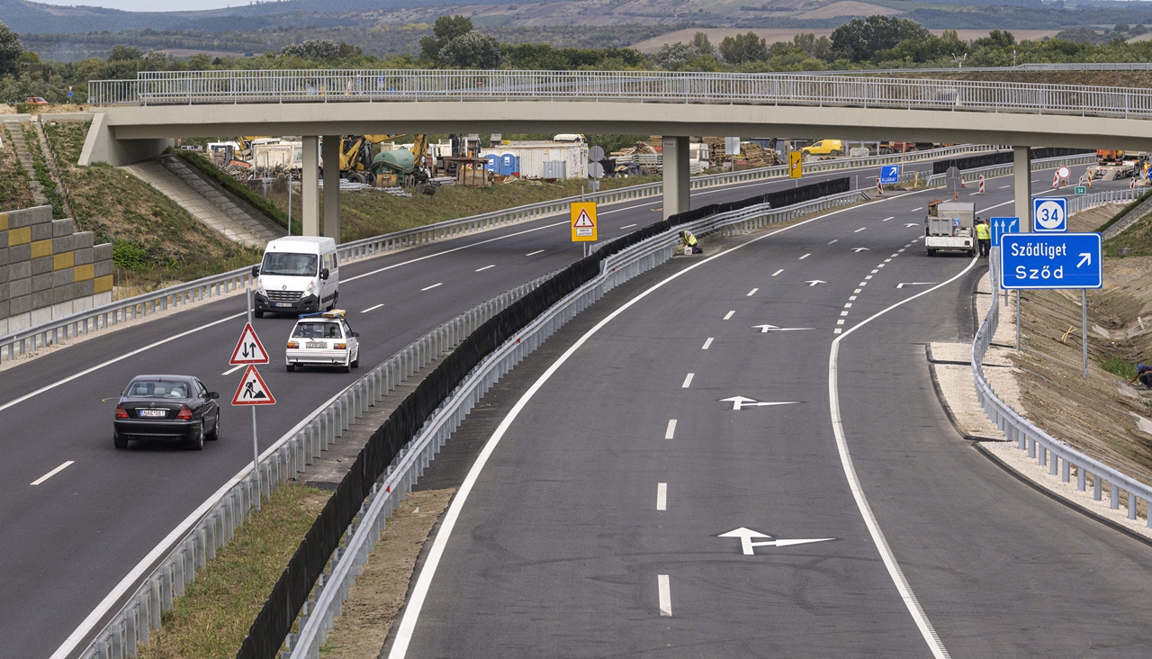 Keddtől közel húsz kilométeren lehet kétszer két sávon haladni Budapest és Vác között az M2-es autóúton (fotó: MTI/Szigetváry Zsolt)