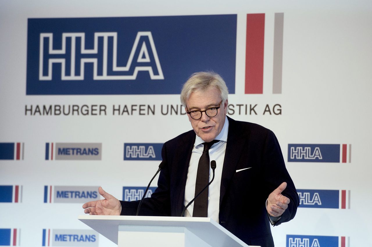 Klaus-Dieter Peters, a HHLA AG elnök-vezérigazgatója beszédet mond Csepelen, a Metrans Konténer Kft. termináljának alapkőletételén<br>(fotók: MTI/Koszticsák Szilárd)