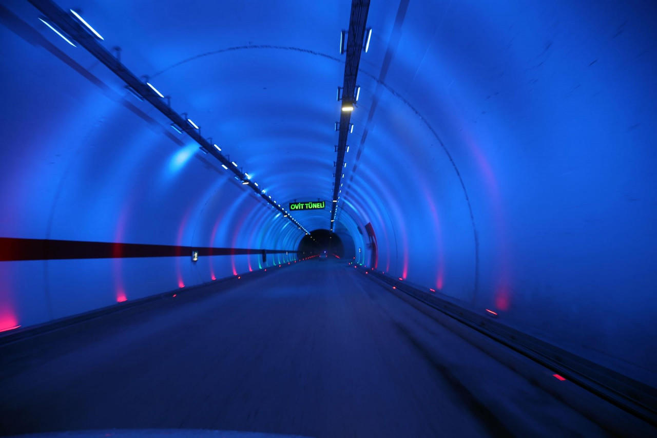 Átadták Törökországban a világ második leghosszabb kétcsöves közúti alagútját, az Ovit-alagutat