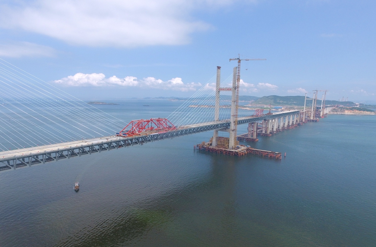 Elkészült a több mint tizenhat kilométerével a világ leghosszabb tengeri közúti-vasúti hídjnának számító Pingtan-híd felszerkezete. A közlekedés jövőre indulhat meg rajta (kép forrása: Xinhua)