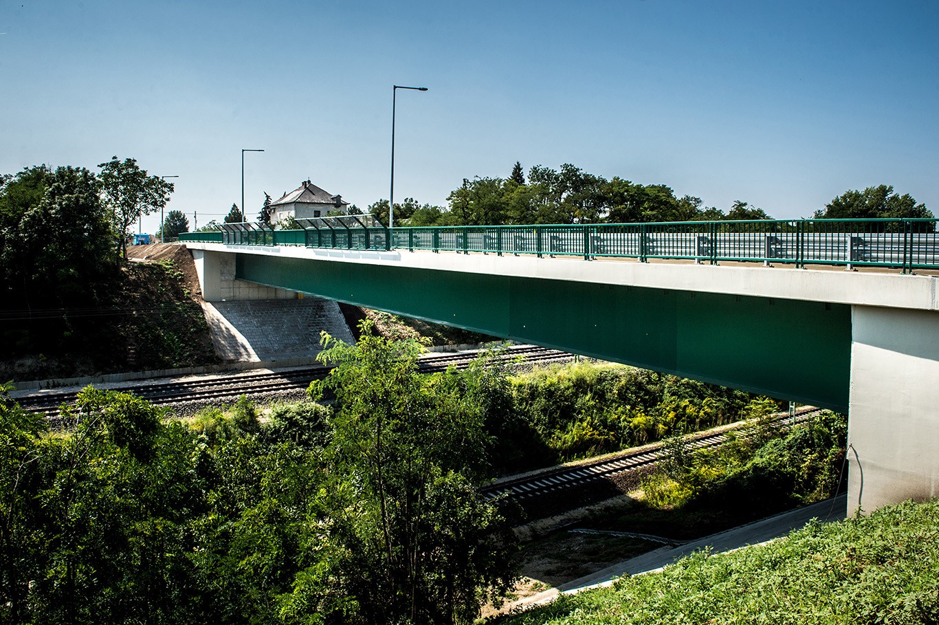 Június 3-ától az új, ideiglenes hídon halad a forgalom a százhalombattai Dunai Finomító felé a vasúti feletti híd meghosszabbítása miatt (fotó: NIF Zrt.)