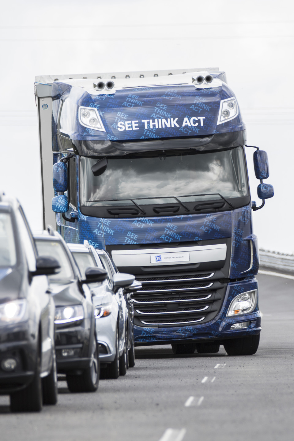 A ZF Innovation Truck 2016 elnevezésű járműve intelligens érzékelőrendszerei együttműkődésének köszönhetően számos baleset-elhárító funkcióval rendelkezik, továbbá a beparkolást is képes önállóan és környezetkímélő módon végrehajtani (fotó: IAA)