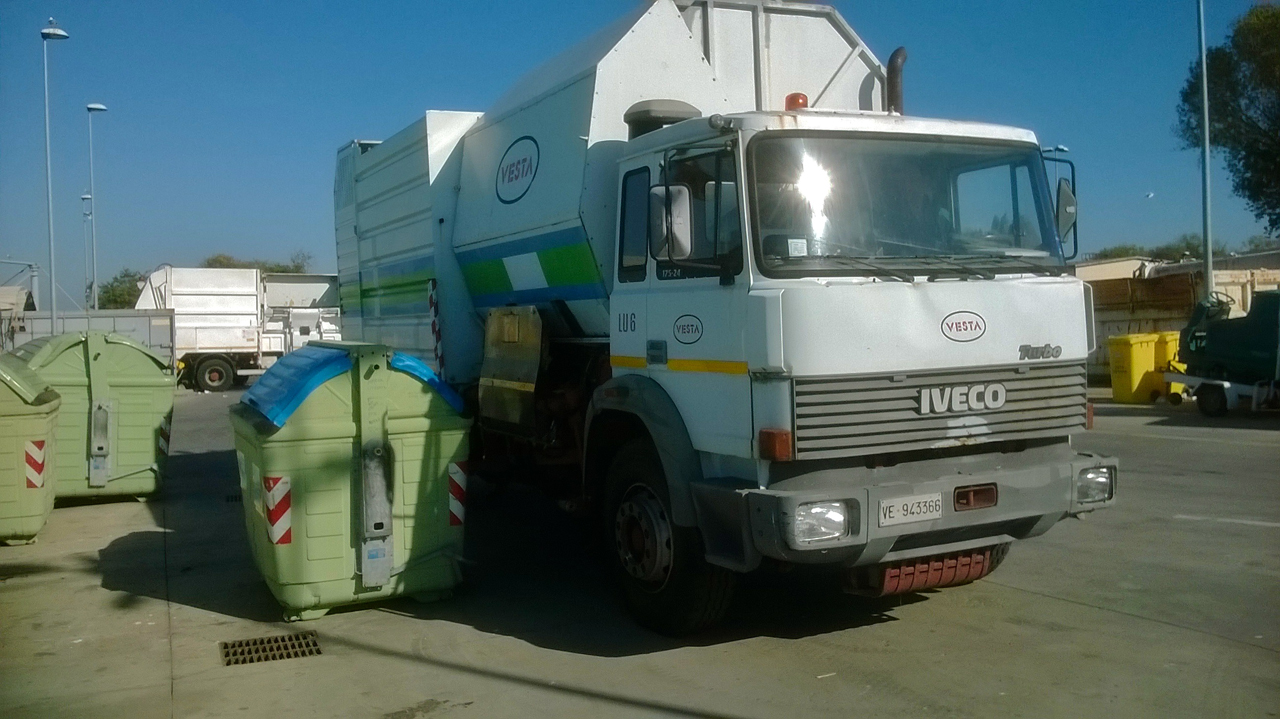 Munkában az organikus hulladék gyűjtésére használt oldalt-töltős Iveco (fotók: Allison Transmission)