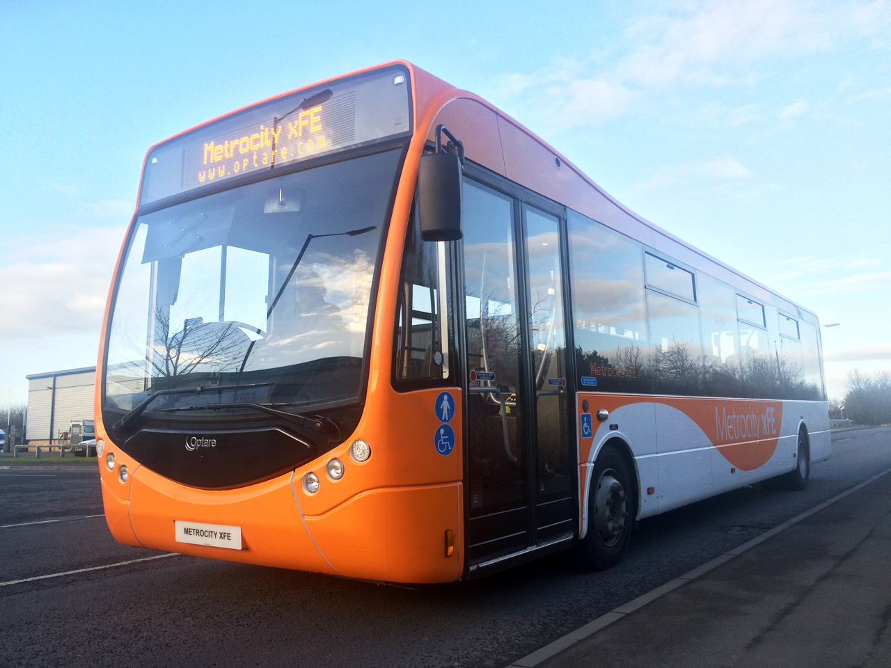 Az új Optare Metrocity xFE midi-busz, amelyet hagyományos dízelmotorral szereltek fel, de az Allison sebességváltóval megszerezte a LEB-tanúsítást (fotók: Allison Transmission)