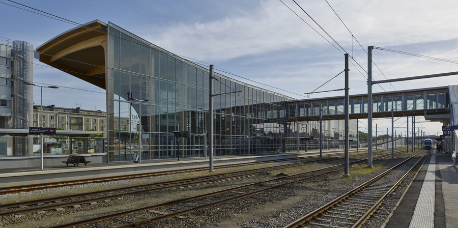 Lorient új vasútállomása, eldönthetetlen, hogy kifelé, vagy befelé fordul (a képre kattintva galéria nyílik Didier Boy de la Tour felvételeiből
