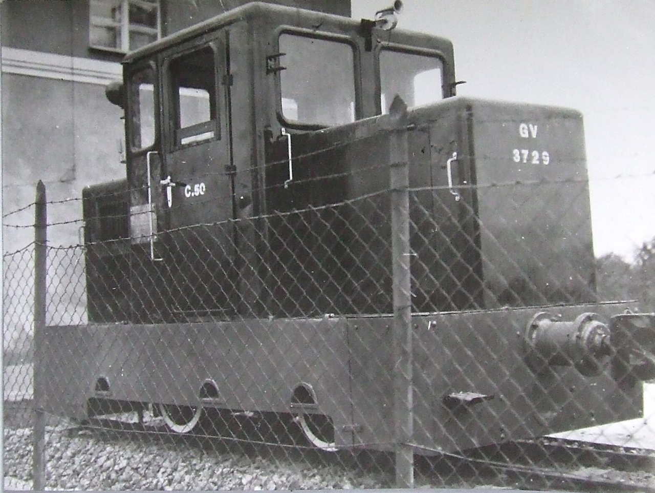 Fehérgyarmat, 1982. Szabó Menyhért felvételén az állomás épülete mellé frissen kihelyezett C50-es látható. A képre kattintva galéria nyílik (fotók: Indóház-archív)