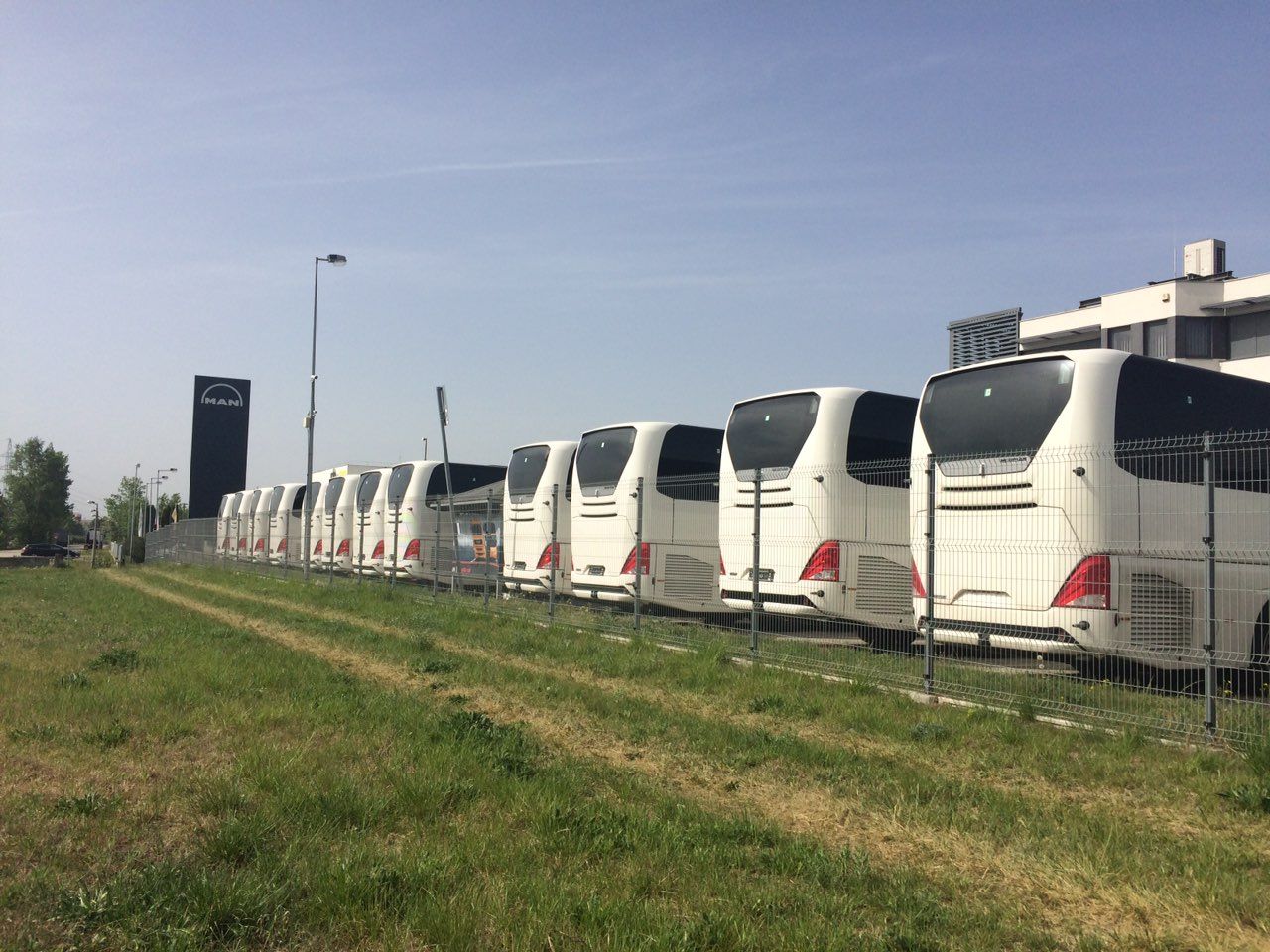 Megérkeztek a vadonatúj kéttengelyes Neoplan Tourliner távolsági autóbuszok Dunaharasztiba, a negyvenhárom új autóbusz hamarosan forgalomba átt (a csengessunk.blog felvétele)